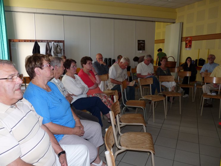 assemblee_26participants-rangs_clairsemes.JPG