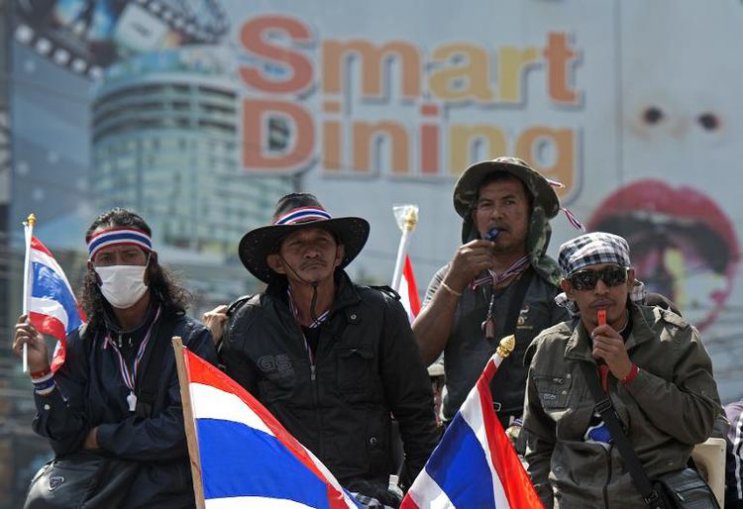 614181-des-manifestants-reclamant-la-chute-du-gouvernement-thailandais-defilent-a-bangkok-le-24-janvier-201.jpg